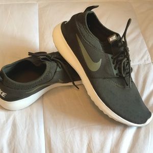 Hunter green Nike tennis shoes